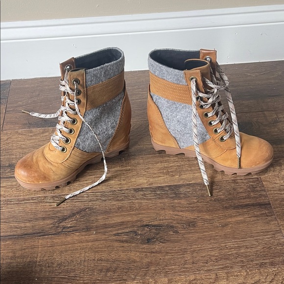 Sorel Women's Brown and Gray Lace-Up Boots - Picture 2 of 6